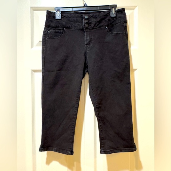 D Jeans Black 3 button mid rise below knee length Jeans. Size 10. GUC - Picture 1 of 7